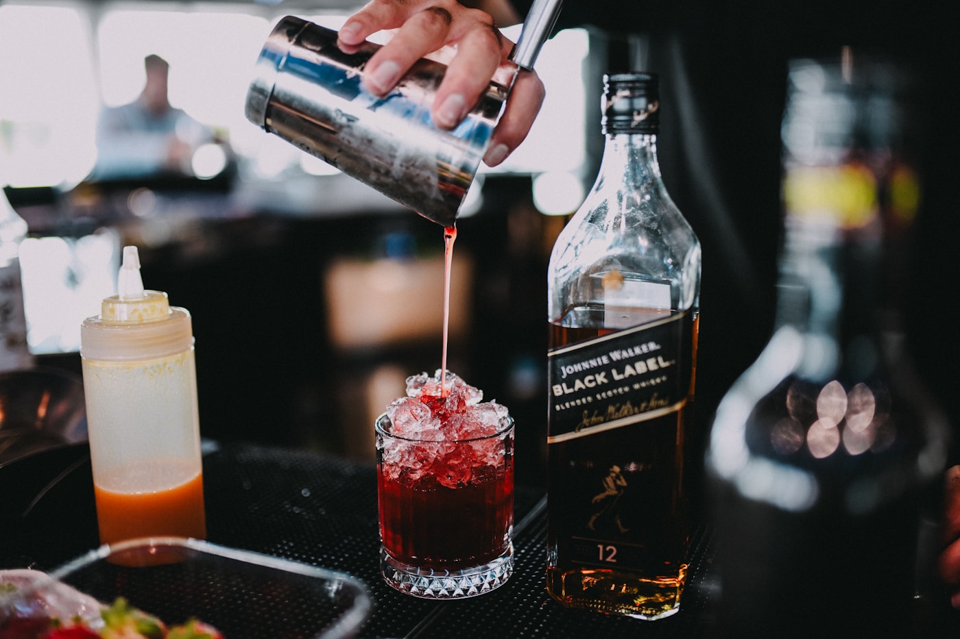 Bartender che prepara un cocktail al banco